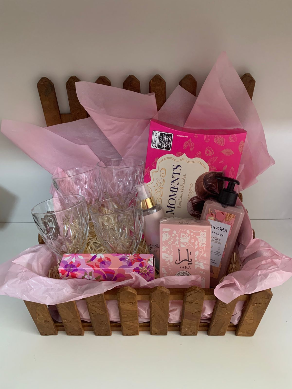 CESTA CERQUINHA ROSA BOMBOM MOMENTS +TAÇAS